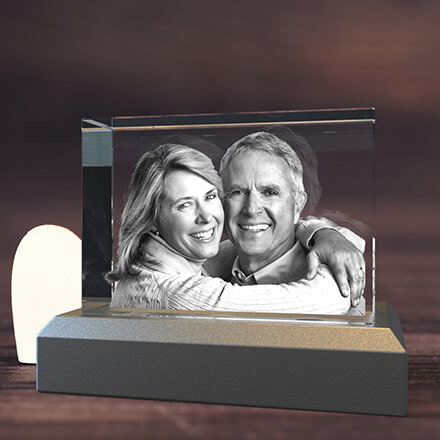 En vacker familjebild ingraverad i en 3D-fotokristall med LED-ljusbas.